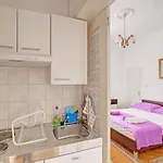 Rooms&studios Rina Konukevi 3*